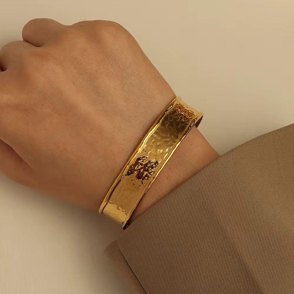 HAMMERED LUXE